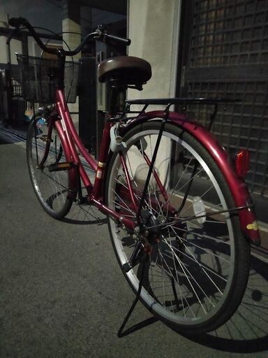 赤い自転車。26インチ。全体的に綺麗です。さびも目立つものはありません。スムースに走ります。チェーンの伸びもありません。譲渡証もお渡し