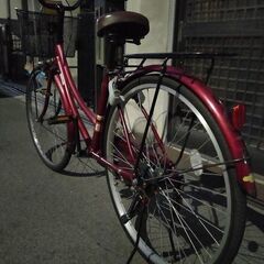 赤い自転車。26インチ。全体的に綺麗です。さびも目立つものはありません。スムースに走ります。チェーンの伸びもありません。譲渡証もお渡しします。の画像