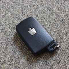 初期化可能　トヨタ　クラウンHV 純正 スマートキー　 カムリ　等々　トランクボタン付 3ボタンの画像