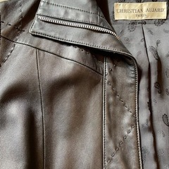 牛革製ブランドジャケットの画像