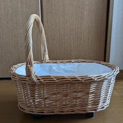 藤カゴ　キャスター付き、