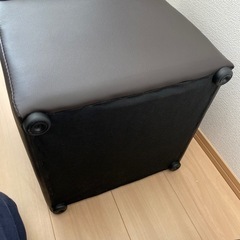 収納つきオットマンの画像