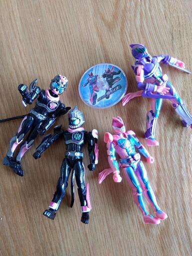 仮面ライダーリバイス4点セット　フィギュア　人形　コマ　中古おもちゃ　戦隊シリーズ　スーパー戦隊　装動