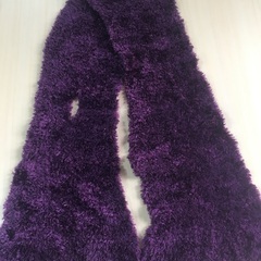 パープルの手編みマフラーの画像
