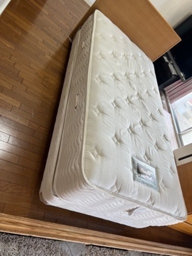 高級なシモンズのシングルベット　ダブル二層のマット