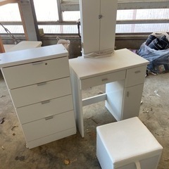 ドレッサーと椅子と棚の３点セット