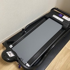 美品　ウォーキングマシン　ランニングマシン　コンパクト　折り畳んで立てて置けるの画像