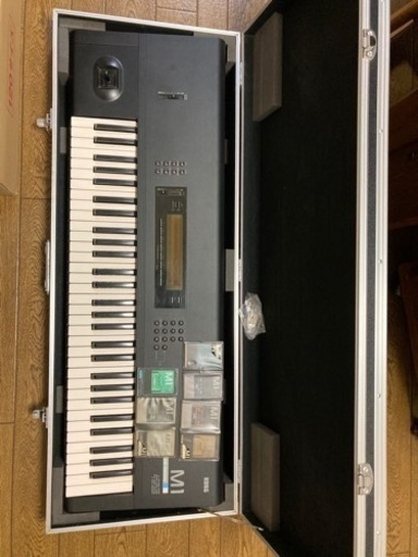 シンセサイザー　KORG M1  ハードケース付き　カード付き　美品