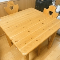 ダイニングテーブルとイス