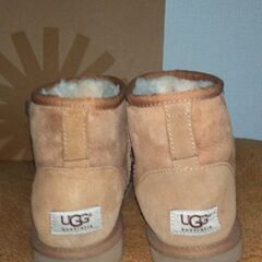 お早いかたに！きれい目　UGG  23cm ミニタイプの画像