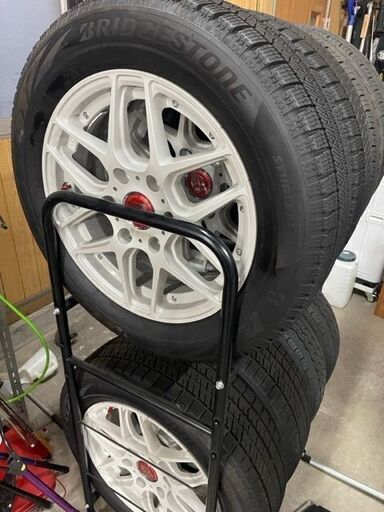 引き取り限定！２日間だけ使用したハイエース用スタッドレスタイヤ（ブリザック）とノーマルタイヤ、スタンドと交換のとき便利な道具のセット