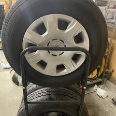 引き取り限定！２日間だけ使用したハイエース用スタッドレスタイヤ（ブリザック）とノーマルタイヤ、スタンドと交換のとき便利な道具のセットの画像