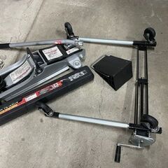 引き取り限定！２日間だけ使用したハイエース用スタッドレスタイヤ（ブリザック）とノーマルタイヤ、スタンドと交換のとき便利な道具のセットの画像