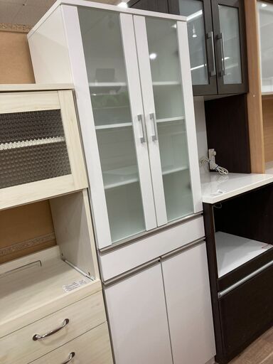 ホワイトの2枚扉食器棚が入荷しました！