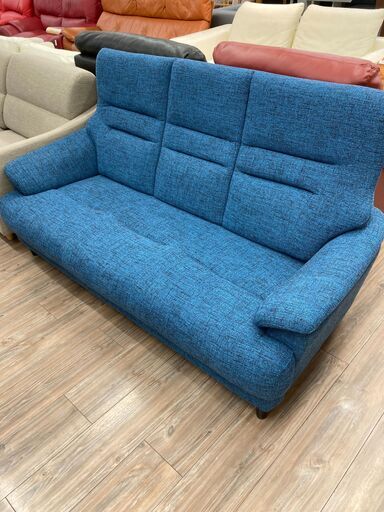 鮮やかなブルーカラーのソファが入荷しました。