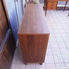 人気の無印良品(MUJI)のウォールナット材キャビネット・ガラス扉です