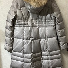 フード付きレディースダウンコートの画像