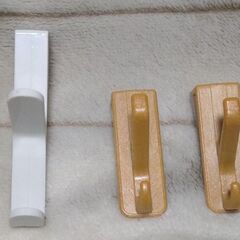 【終了・有難うございました‼】新品鴨居フック2つ&中古ドアフック1つセット 洋服のチョイ掛けに便利♪ 早い者勝ちです✨✨の画像