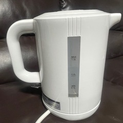 時計と電気ケトルセットの画像