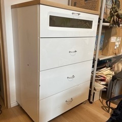 キャリー付き収納棚の画像