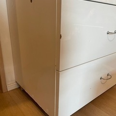 キャリー付き収納棚の画像
