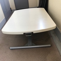 白い頑丈なテーブルの画像