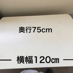 白い頑丈なテーブルの画像