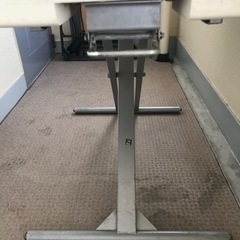 白い頑丈なテーブルの画像