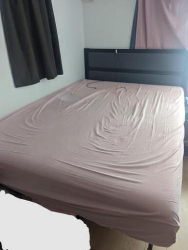 クイーンサイズベッド