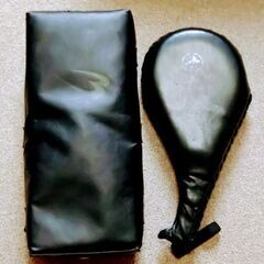 黒のキックミットとハンドミットのセット