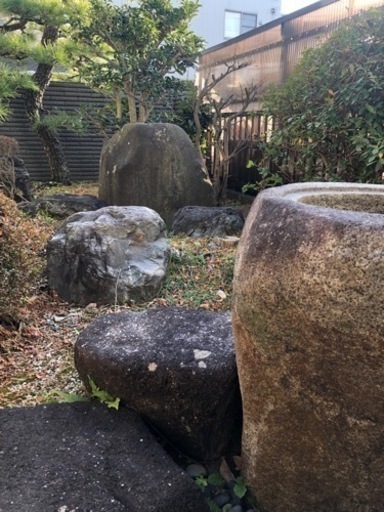 灯籠、手水鉢、庭石、庭木