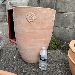 ⑩ 植木鉢　大型　薔薇の模様あり