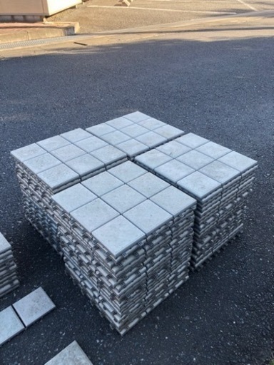 タカショウ敷くだけタイル、磁器、白色。