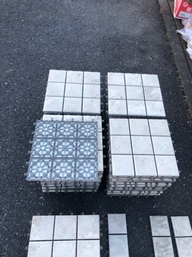タカショウ敷くだけタイル、磁器、白色。