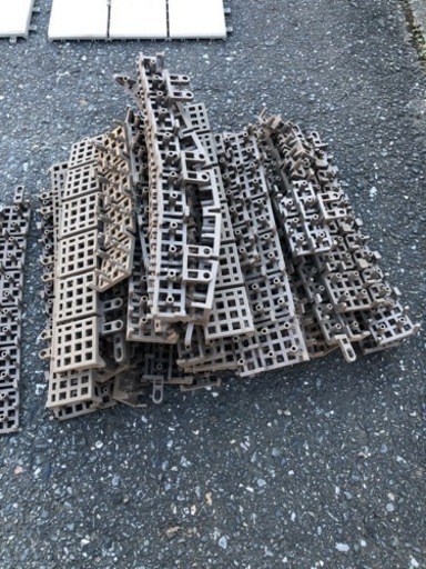 タカショウ敷くだけタイル、磁器、白色。