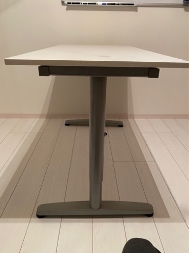 自宅での仕事、学習に最適！IKEAのシンプルなデスク
