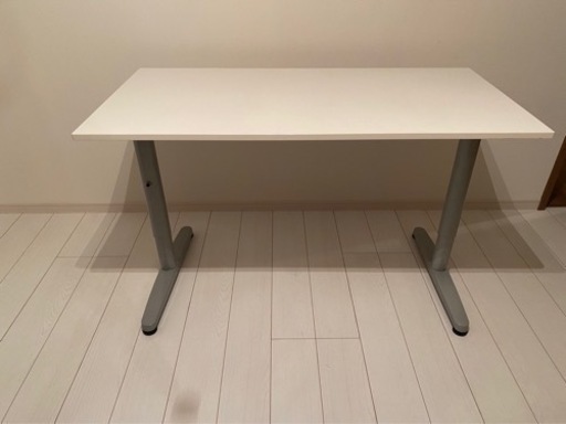 自宅での仕事、学習に最適！IKEAのシンプルなデスク