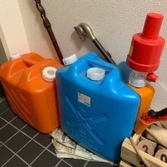 ポリタンク2個（灯油ポンプ付き）
