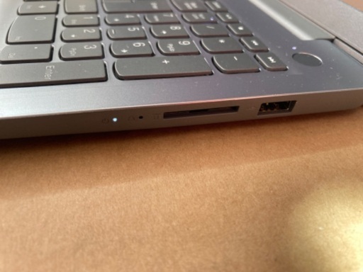 超お得新古品　lenovo  起動しましたが　使ってません