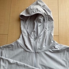 【中古】UNIQLO薄手パーカーM 美品の画像