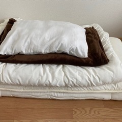 【取引中】ニトリ　セミダブル敷き布団・掛け布団・毛布・枕