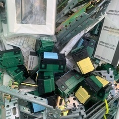 電気のカバー　スイッチ　大量