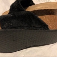 黒いボア付きサンダル　未使用の画像
