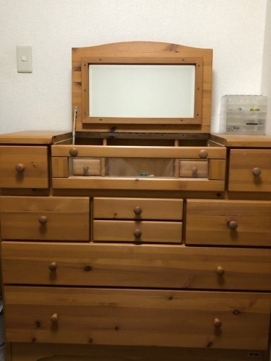 シャルドネの鏡付きタンス