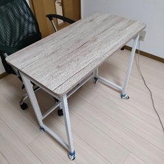 【美品】おしゃれめな小さめテーブルと肘付きチェアセットです！テレ...