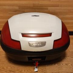 Givi ジビ　リアボックス　47L　バックレスト付き
