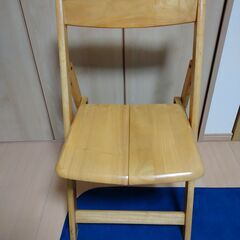 折り畳み可能なテーブルと椅子のセットの画像