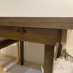 【家まで取りに来ていただける方限定】ニトリのテーブル(80, 伸長時100,120)と椅子2つセットの画像