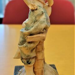 【中古品】イタリア製大理石台座のフィッシャーガール(魚を持つ少女)フィギア置物　GENUINE CARRARA MARBLEの画像