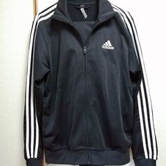 アディダス  エッセンシャルズ 3ストライプス トラックスーツ 